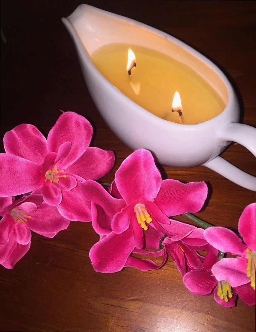 朝霧の中に広がる諏訪高原のラベンダー畑。紫色の花穂が列をなして続いている。